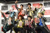 激しく動きながら写真集をアピールするBOYS AND MEN。