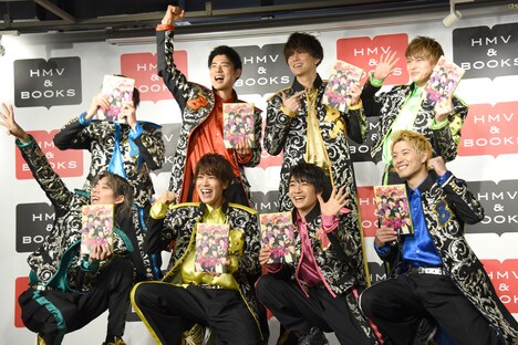 激しく動きながら写真集をアピールするBOYS AND MEN。