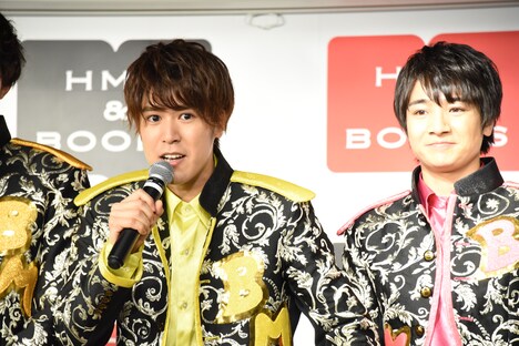 熱弁を振るう平松賢人編集長（左）。