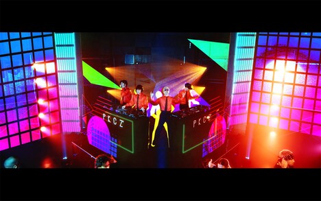 PKCZ「GLAMOROUS」ミュージックビデオのワンシーン。