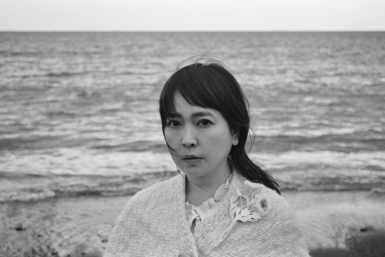 湯川潮音が短編小説のような新作「漂ようものたち」発表、制作期間は約5年