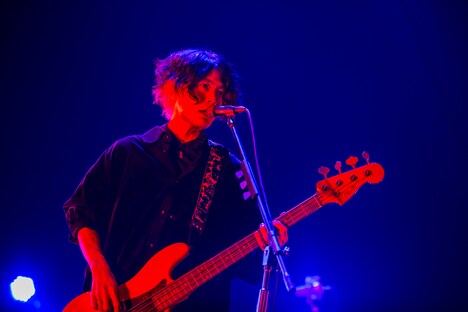 長谷川カオナシ(B)(撮影:冨田味我)