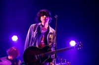 尾崎世界観（Vo, G）（撮影：冨田味我）