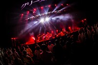 クリープハイプ「大丈夫、一つになれないならせめて二つだけでいよう」東京・東京ガーデンシアター公演の様子。（撮影：冨田味我）