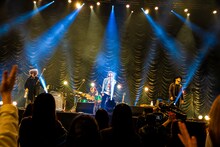 クリープハイプ「大丈夫、一つになれないならせめて二つだけでいよう」東京・東京ガーデンシアター公演の様子。（撮影：冨田味我）