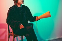 監督らしくメガホンを持つ寿司くん。