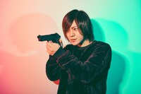 モデルガンを構える寿司くん。