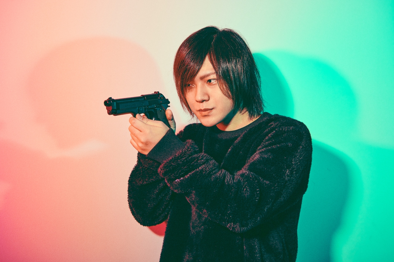 モデルガンを構える寿司くん。