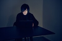 暗闇で作業をする寿司くん。