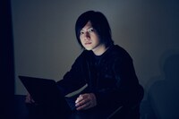 暗闇で作業をする寿司くん。