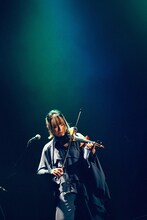 東出真緒（Violin, Key, Cho）（撮影：後藤壮太郎）