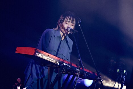 東出真緒（Violin, Key, Cho）（撮影：後藤壮太郎）