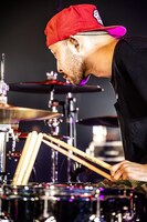 藤原"32才"広明（Dr）（撮影：青木カズロー）