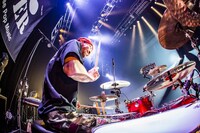 藤原"32才"広明（Dr）（撮影：青木カズロー）