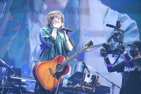 山下穂尊（G, Harmonica）（撮影：岸田哲平）