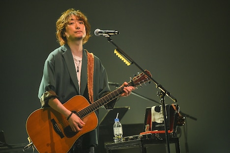 山下穂尊（G, Harmonica）（撮影：岸田哲平）