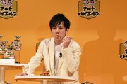 「The GRAND アルトバイエルン」を頬張る二宮和也（嵐）。