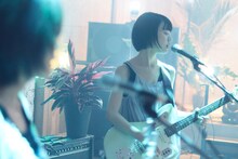 塩塚モエカ（Vo, G）（撮影：川島悠輝）