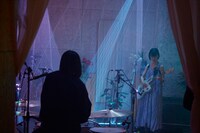 「羊文学 Tour 2021 "Hidden Place" Online Live」の様子。（撮影：川島悠輝）