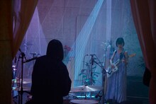 「羊文学 Tour 2021 "Hidden Place" Online Live」の様子。（撮影：川島悠輝）