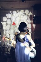 塩塚モエカ（Vo, G）（撮影：川島悠輝）