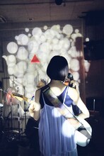 塩塚モエカ（Vo, G）（撮影：川島悠輝）