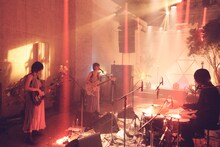 「羊文学 Tour 2021 "Hidden Place" Online Live」の様子。（撮影：川島悠輝）