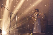 塩塚モエカ（Vo, G）（撮影：川島悠輝）