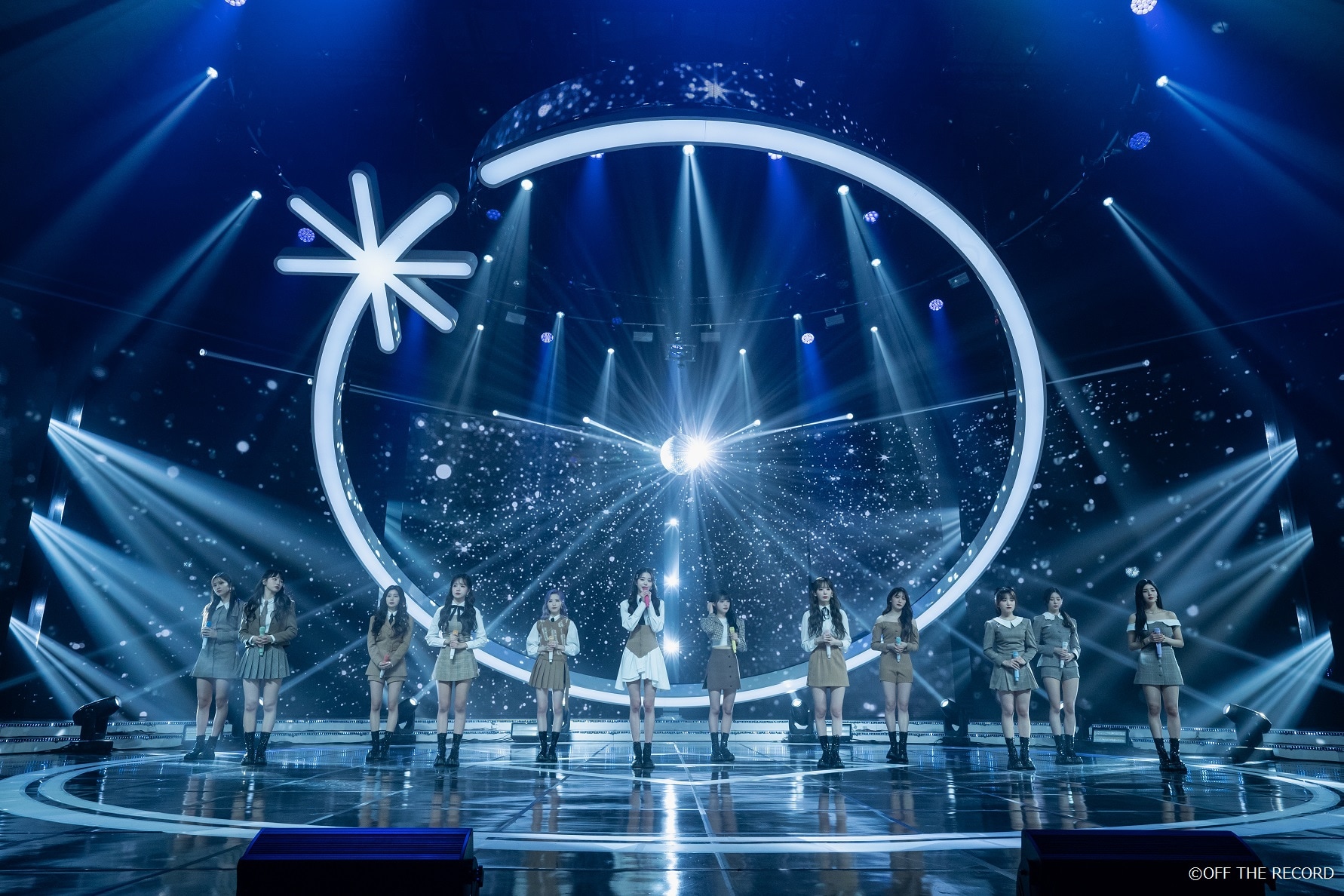 IZ*ONE、12人の歴史追った最後のコンサート「2年半、とても幸せでした