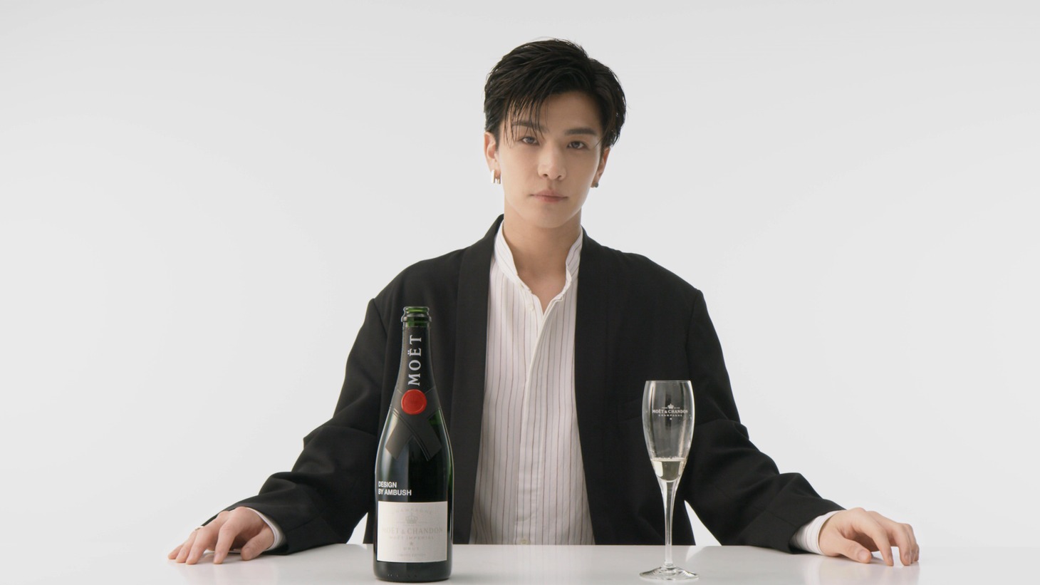 岩田剛典が出演する「モエ アンペリアル DESIGN BY AMBUSH」ASMR動画より。