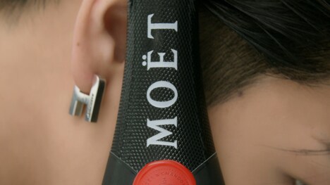 岩田剛典が出演する「モエ アンペリアル DESIGN BY AMBUSH」ASMR動画より。