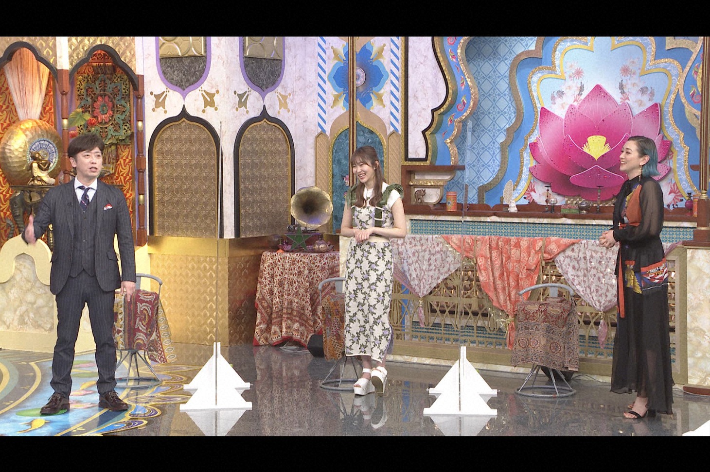 左から後藤輝基（フットボールアワー）、指原莉乃、SHELLY。(c)日本テレビ