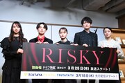 左から山下リオ、宮近海斗（Travis Japan / ジャニーズJr.）、萩原みのり、古川雄輝、深川麻衣。