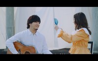 秦基博「泣き笑いのエピソード（evergreen ver.）」ミュージックビデオより。