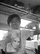 ワンダーフォーゲル部の合宿のため移動中のバスの中で。「週刊F6セブン」を持つ高校時代の鈴木慶一。