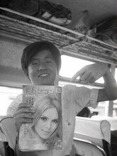 ワンダーフォーゲル部の合宿のため移動中のバスの中で。「週刊F6セブン」を持つ高校時代の鈴木慶一。