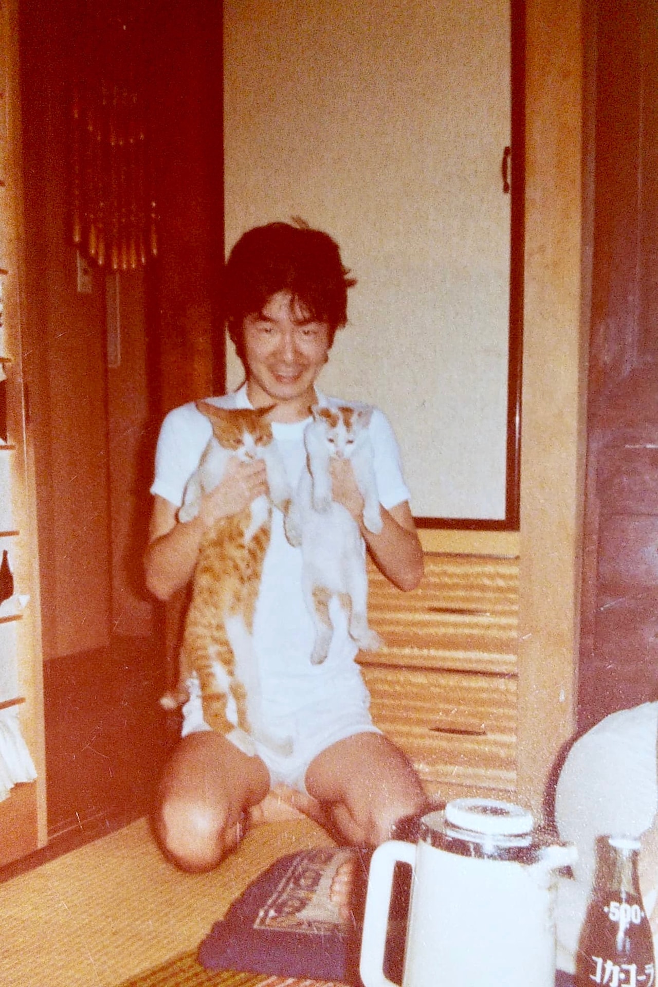 1970年頃実家にて猫を抱える鈴木慶一。
