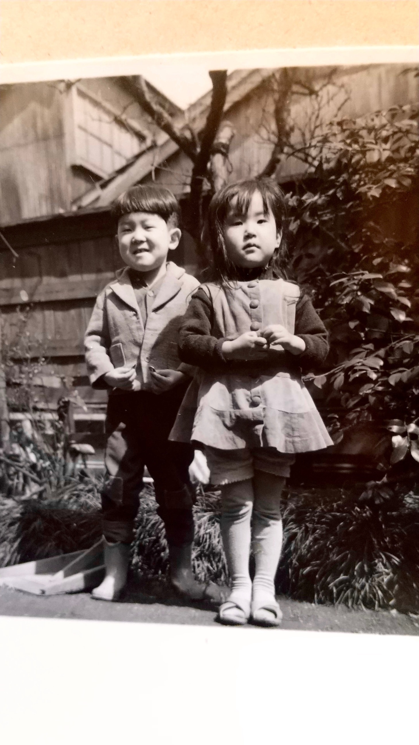 6歳頃の鈴木慶一（左）。「火の玉ボーイ」でコーラスを担当した従姉妹の宮悦子と。