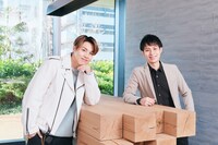 左からRIKU、林部智史。