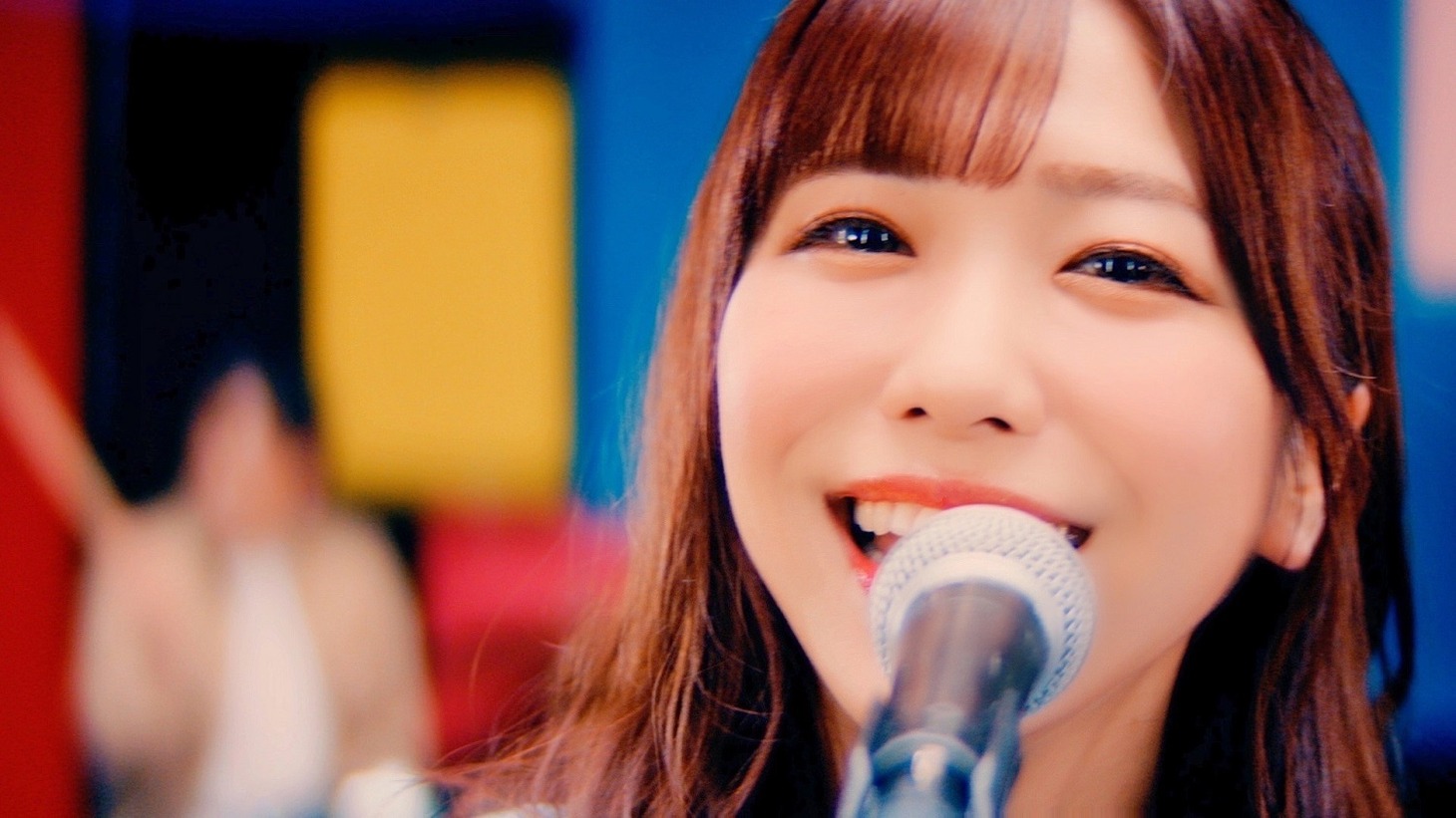 愛美「ReSTARTING!!」MVのワンシーン。