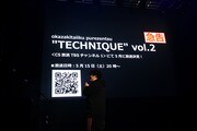 「okazakitaiiku purezentsu "TECHNIQUE" vol.2」で告知する岡崎体育。