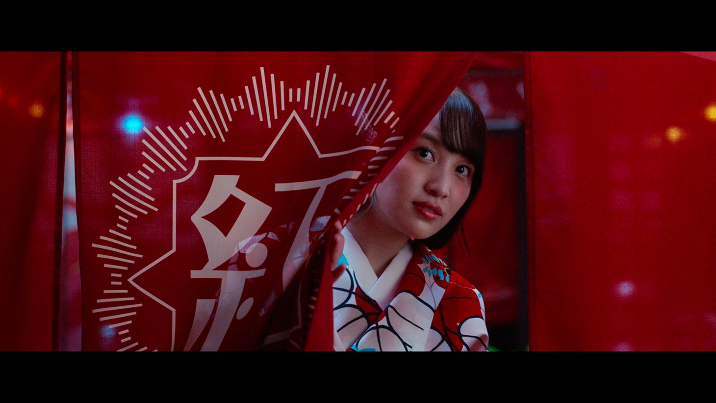 「赤い幻夜」ミュージックビデオより。