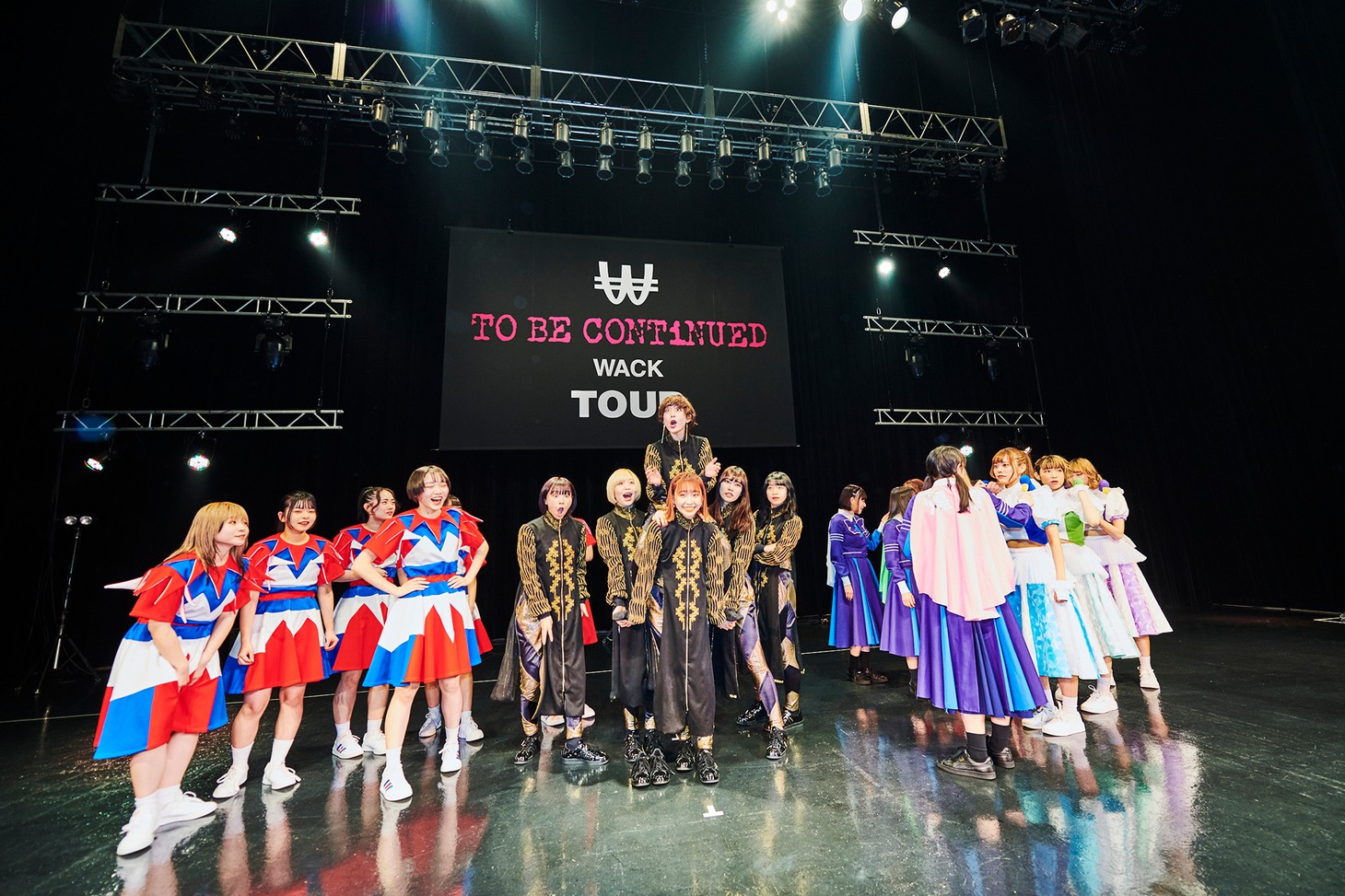 「TO BE CONTiNUED WACK TOUR」3月18日公演の集合写真。（撮影：大橋祐希）