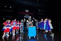 「TO BE CONTiNUED WACK TOUR」3月18日公演の集合写真。（撮影：大橋祐希）