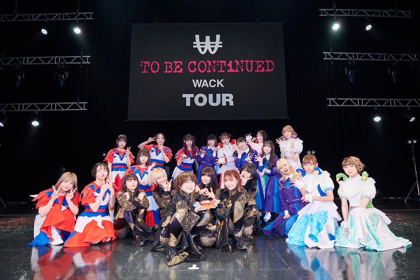 「TO BE CONTiNUED WACK TOUR」3月18日公演の集合写真。（撮影：大橋祐希）