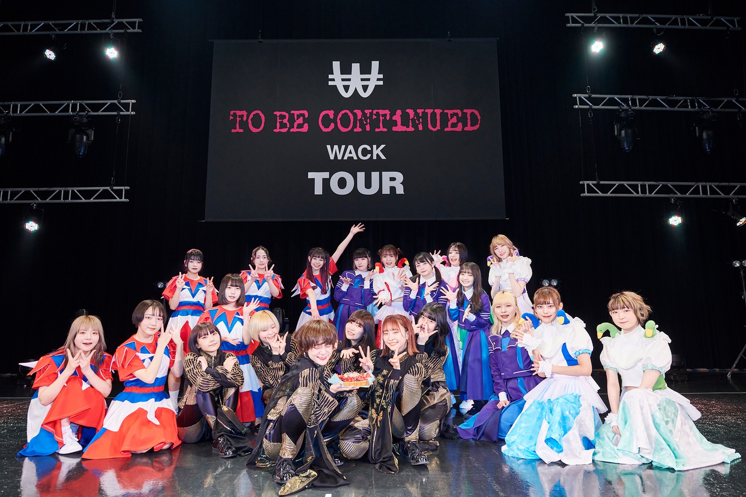 「TO BE CONTiNUED WACK TOUR」3月18日公演の集合写真。（撮影：大橋祐希）