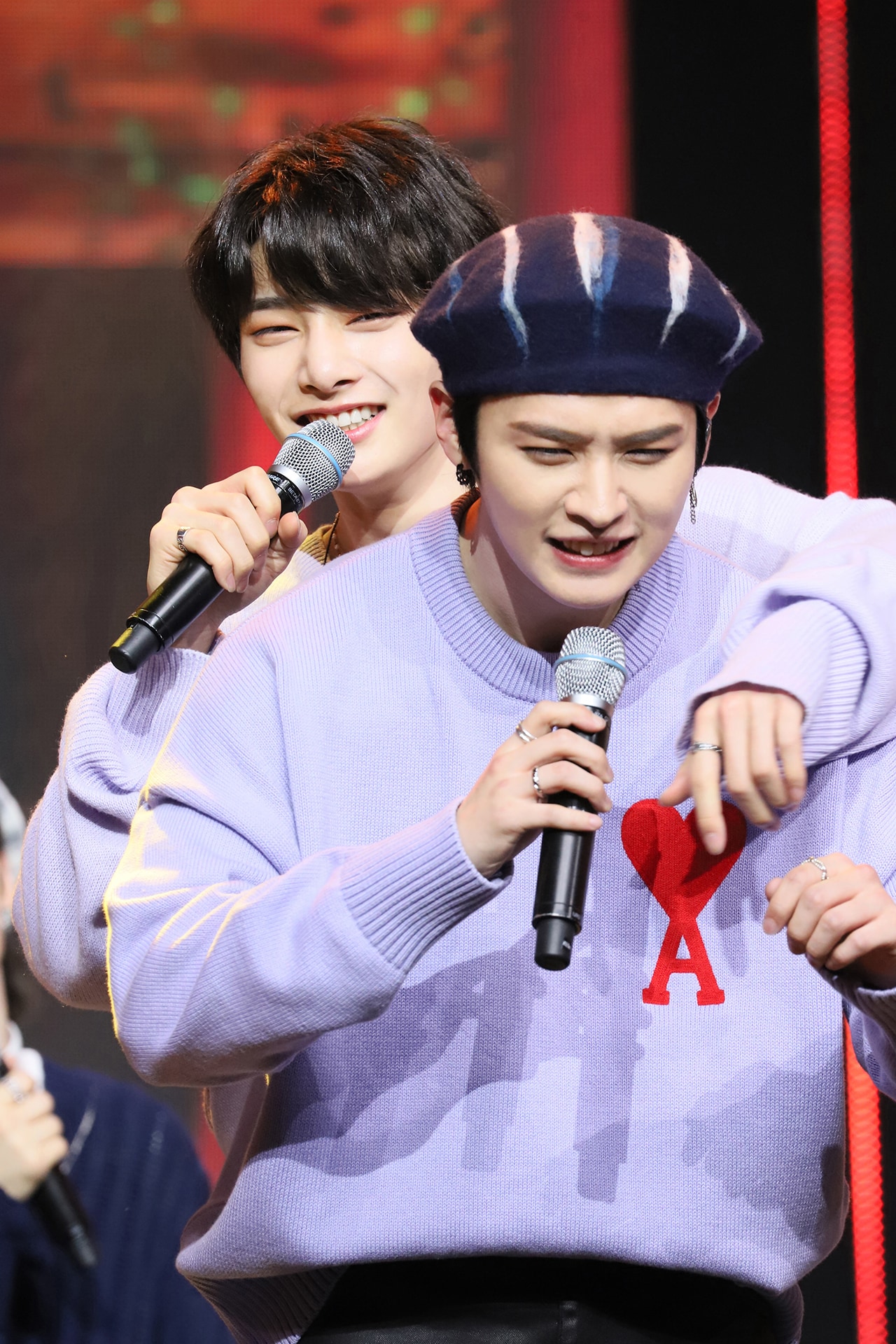stray kids リノ　アイエン アイエン（奥）にバックハグされるリノ（手前）。（写真提供