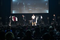 ステージ上で着替えるさらば青春の光。