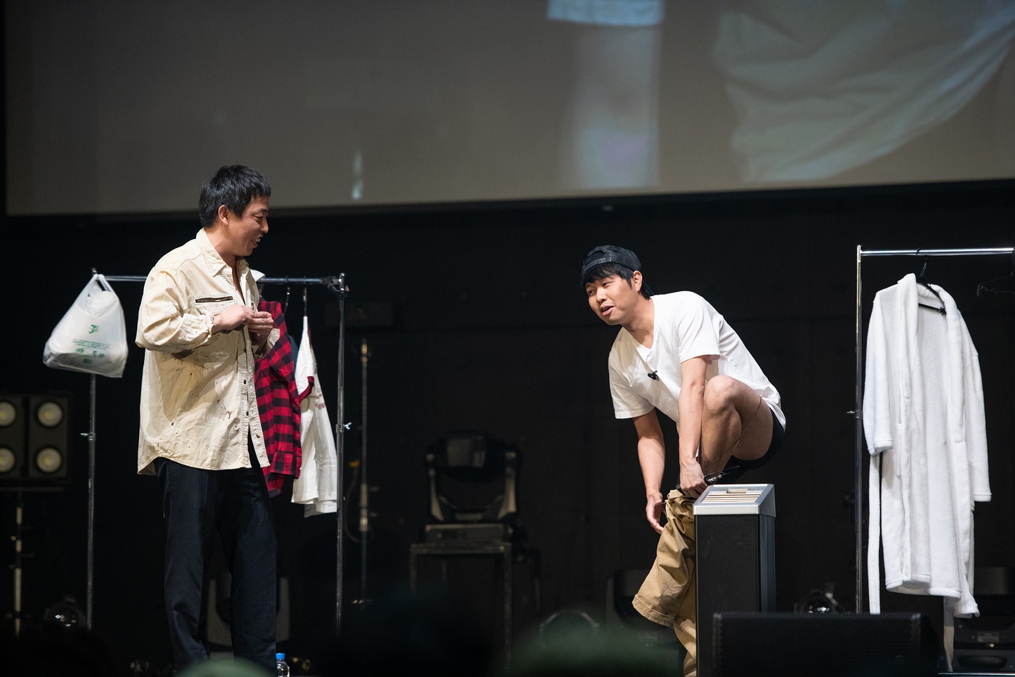 ステージ上で着替えるさらば青春の光。