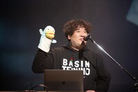 てっくん（左）と岡崎体育（右）。